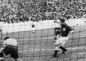 جام جهانی 1950|دروازه بان آمریکا، فرانک بورگی، توپ را از جلوی پای تام فینی مهار می کند. دیدار انگلستان-آمریکا در جام جهانی 1950.