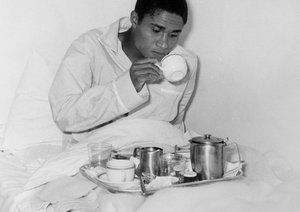 جام جهانی 1966|اوزه بیو از تیم ملی پرتغال، مشغول خوردن صبحانه در رخت خواب در هتل ساکسون ، در آستانه ی دیدار برابر انگلستان در نیمه نهایی مسابقات جام جهانی 1944 انگلستان.