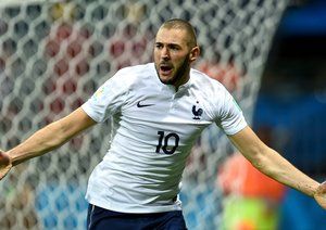 کریم بنزما|شادمانی شدید کریم بنزما، مهاجم فرصت طلب فرانسه بعد از گلزنی مقابل تیم ملی سوئیس .