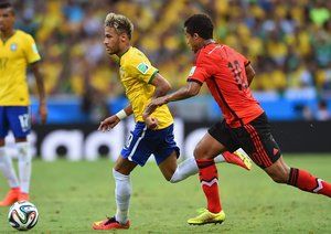 نیمار دا سیلوا|تلاش ستاره برزیلی نیمار برای کنترل توپ در دیدار مقابل مکزیک .