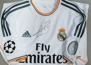 گرت بیل|پیراهن امضا شده ی گرت بیل در باشگاه رئال مادرید.