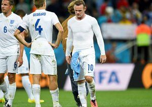 رونی -  جرارد - جاجیلکا|حسرت وین رونی و کاپیتان جرارد بعد از واگذار کردن بازی در مقابل تیم ملی اروگوئه .