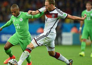 یاسین براهیمی|تقابل مدافع تیم ملی آلمان با یاسین براهیمی از الجزایر بر سر توپ.