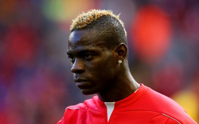 چرا بالوتلی تی‌شرت معروف «چرا همیشه من؟» را می‌پوشد؟