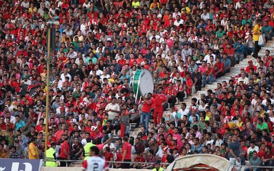 حاشیه‌های تراکتور - پرسپولیس | تهدید هواداران تراکتورسازی برای ورود به زمین مسابقه و جو متشنج ورزشگاه