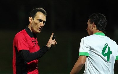 جام حذفی | حاشیه‌های ذوب آهن - استقلال تهران / اعتراض هواداران ذوب آهن با شعار: داور استقلالی همینه همینه