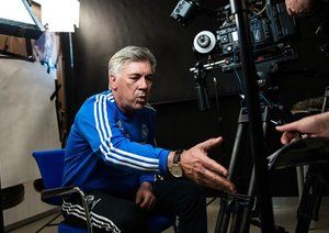 کارلو آنجلوتی|کارلو آنجلوتی در جریان مصاحبه با خبرنگار UEFA.com.