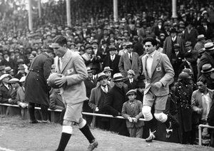 جام جهانی 1930|کاپیتان تیم ملی آرژانتین، مانوئل فریرا (سمت چپ) و در دنبال او، آنخل بوسیوی دروازه بان، تیم را به میدان مسابقه هدایت می کنند. اندکی پیش از دیدار تیم های فرانسه و آرژانتین در سنترال پارک مونته ویدئو، 15 جولای 1930. آرژانتین 1-0 پیروزی را از آن خود کرد.