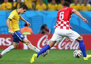 اوسکار - دجان لورن|شوت دیدنی اوسکار که منجر به یکی از گلهای برزیل در دیدار مقابل کرواسی شد .