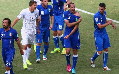 بیانیه در مورد حرکت سوارز / فیفا: بعد از گزارش داور اعلام موضع می‌کنیم