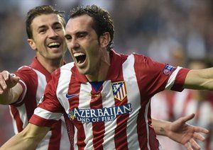 دیگو گودین|هم تیمی های دیگو گودین پس از به ثمر رسیدن گل توسط او به او تبریک می گویند.