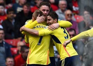 سباستین بنت لارسون|خوشحالی لارسن بعد از باز کردن دروازه منچستر