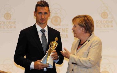 مرکل جایزه همبستگی آلمان را به کلوزه داد