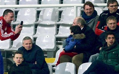 عکس یادگاری پسر ریبری در حضور مربی سابق استقلال تهران