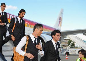 کریستیانو رونالدو|کریستیانو رونالدو و پپه از باشگاه رئال مادرید همراه با سایر هم تیمی های خود برای دیدار فینال لیگ قهرمانان اروپا برابر اتلتیکو مادرید، در فرودگاه لیسبون از هواپیما پیاده می شوند.