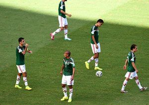 مکزیک|عکس العمل کاپیتان و بازیکنان دیگر مکزیک بعد از دریافت گل دوم.