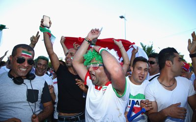 شعار ایرانی‌ها برای حمایت از ملی‌پوشان / تماشاگران در صف خرید بلیت