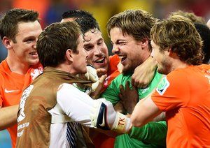 تیم کرول|شادمانی بازیکنان تیم ملی هلند بعد از پیروزی در در ضربات پنالتی و صعود به مرحله بعد جام جهانی.