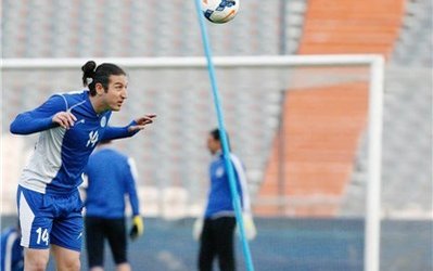 عصباتیت آندو از تأخیر حرکت اتوبوس / تیموریان اتوبوس استقلال را ترک کرد و ساکش را بر زمین کوبید!