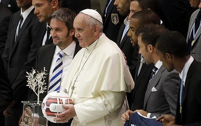 بازی خیریه | دیدار دست خدا با مردخدا / مارادونا پا به توپ شد