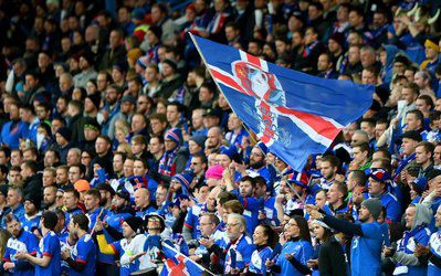 عکس روز | رئیس جمهور ایسلند در میان تماشاگران نشست و به VIP نرفت