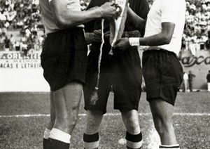 جام جهانی 1950|کاپیتان تیم ملی اروگوئه، اوبدولیو وارلا و کاپیتان بولیوی، بوستامنته، پیش از دیدار تیم های خود در جام جهانی 1950 برزیل، پرچم های سه گوش کشورهای خود را به رسم یادبود مبادله می کنند.