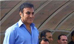 حضور لیدر در وسط زمین و مداحی سرمربی پیکان