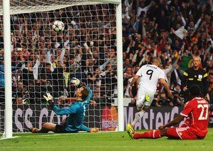 بنزما|کریم بنزما پل پیروزی بخش رئال در بازی رفت از مرحله ی نیمه نهایی را برابر بایرن به ثمر می رساند.