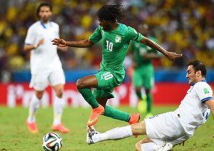 جروینهو|تلاش جروینهو از ساحل عاج برای عبور از سد مدافع یونان.