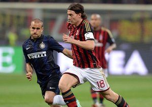 پالاسیو - ريكاردو مونتوليوو|رقابت میانه میدان بین پالاسیو و مونتولیوو برای گرفتن مالکیت توپ