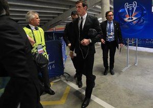 گرت بیل|گرت بیل در حال ورود به رخت کن.