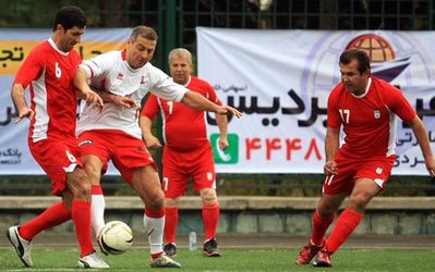 تیم فوتبال پیشکسوتان پرسپولیس در مسابقات مبارزه با اعتیاد