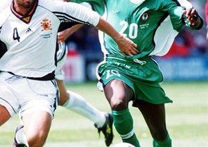 جام جهانی 1998|جام جهانی 1998 فرانسه، اسپانیا 2 – نیجریه 3، رافائل الکورتا (4) برای تصاحب توپ با ویکتور ایکپبا از نیجریه مبارزه می کند.