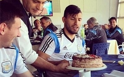 جشن تولد آرژانتینی‌ها برای آگوئرو در اردوی تیم ملی+عکس