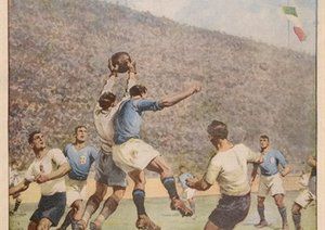 جام جهانی 1934|روزنامه ی ایتالیایی، فینال جام جهانی 1934 میان تیم های ایتالیا و چکسلواکی در ورزشگاه Del PNF در شهر رم را به تصویر می کشد. این دیدار در 10 ژوئن 1934 برگزار شد. دروازه بان چکسلواکی، پلانیچکا، در حالی که تحت فشار بازیکنان حریف بود توپ را از مهاجم ایتالیایی تصاحب می کند. ایتالیا (با پیراهن آبی) این بازی را در وقت های اضافه با نتیجه ی  2-1 به سود خود تمام می کنند. این نقاشی، یک هفته بعد در روز یکشنبه، منتشر شد.