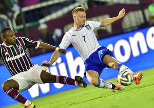 ایگناسیو آباته|تلاش ایگناسیو آباته مدافع ایتالیا برای دفع توپ.