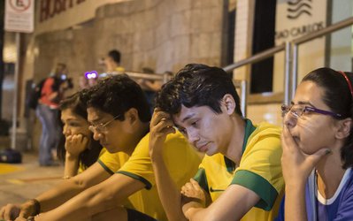 تجمع هواداران برزیل مقابل بیمارستان/ یک ملت نگران نیمار