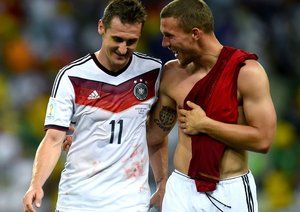 لوكاس پودولوسكي - كلوزه|گپ صمیمانه میرو کلوزه و لوکاس پودولسکی  ، پس از اتمام بازی  برابر تیم ملی غنا .