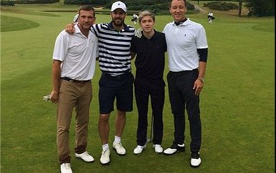 جان تری در کنار دوستان در زمین گلف