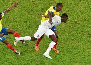 پل پوگبا|تلاش پل پوگبا در مقابل بازیکن اکوادور برای گرفتن توپ.