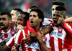 آلخاندرو دومینگز|شادمانی المپیکی ها پس از رسیدن به گل توسط آلخاندرو دومینگز در بازی برابر منچستریونایتد.