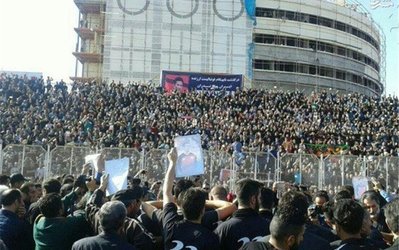 پیکر مهرداد اولادی تشیع شد / خداحافظی هواداران با «مهرداد با تعصب»