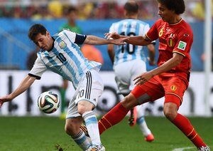 لیونل مسی - اکسل ویتسل|تقابل لیونل مسی از آرژانتین با اکسل ویتسل از تیم ملی بلژیک.