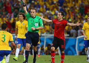 تیاگو سیلوا|صحنه ای که داور مسابقه برزیل و مکزیک به کاپیتان برزیل تیاگو سیلوا کارت زرد نشان داد .