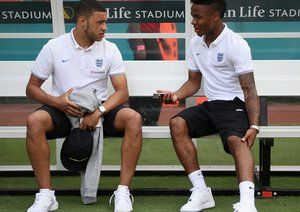 رحيم استرلینگ - چمبرلین|حضور رحیم استرلینگ و چمبرلین روی نیمکت ذخیره.