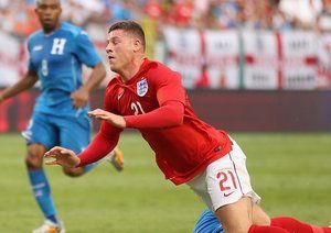 راس بارکلی|روز بارلی بعد از برخورد با بازیکن هندوراس زمین خورد.