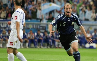 جام جهانی 2014 / 100 لحظه جذاب تاریخ جام جهانی (85_ پاس های خیره کننده استبان کامبیاسو در جام جهانی 2006 )