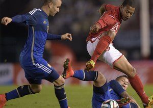 رودریگو سباستین پالاسیو|برخورد در میانه میدان بین پالاسیو و بازیکن حریف.