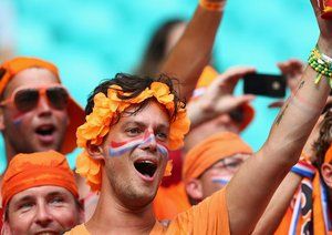 هلند|هواداران پر انرژی هلند در بازی مقابل اسپانیا .