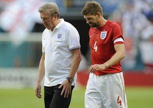 استیون جرارد - روی هاجسون|حرف زدن سرمربی انگلستان روی هاجسون و کاپیتان جرارد بین دو نیمه.